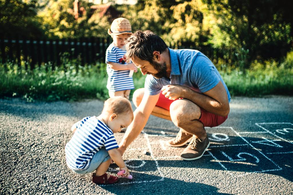 Como ajudar no desenvolvimento do bebê com brincadeiras simples