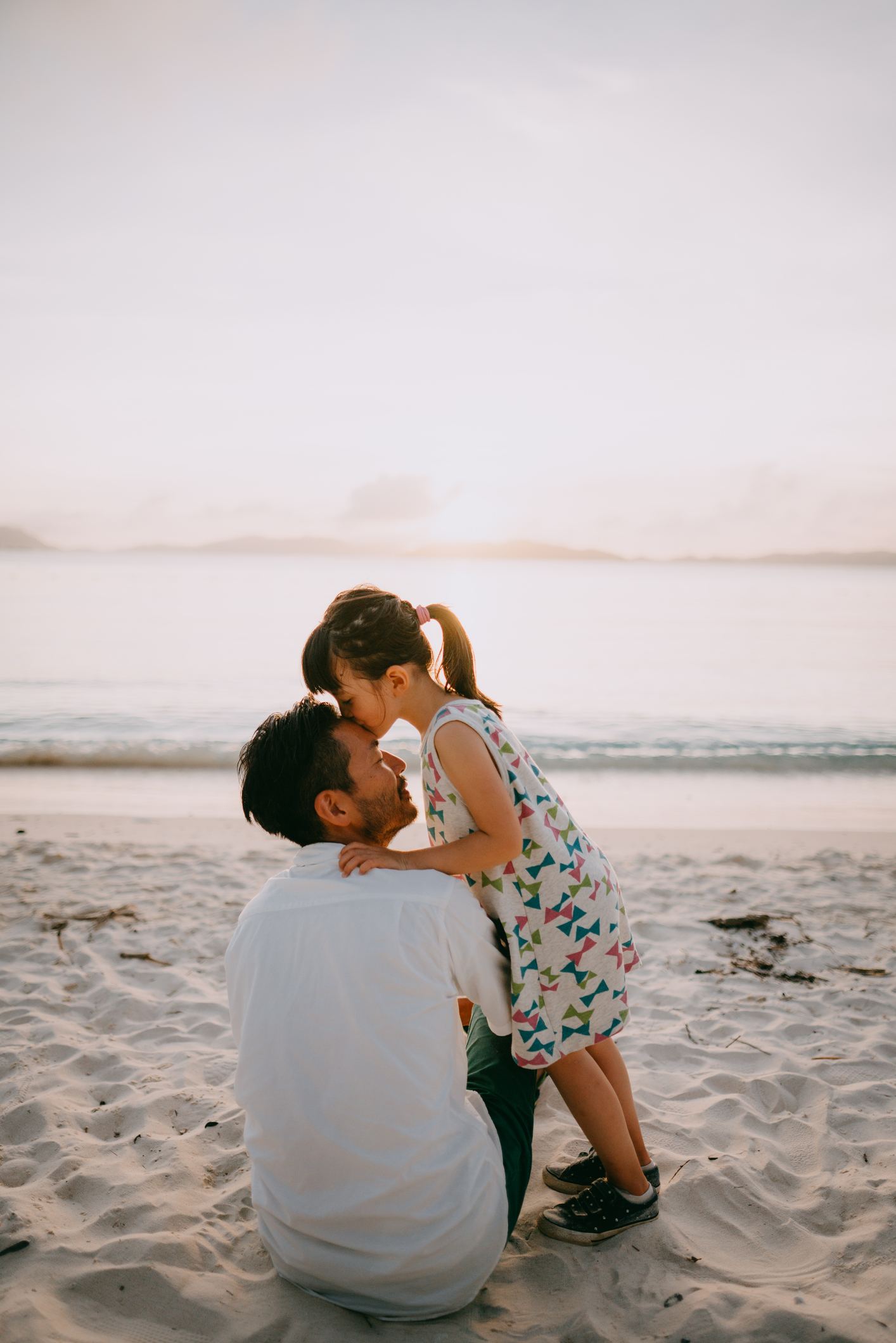 Pai e filha na praia