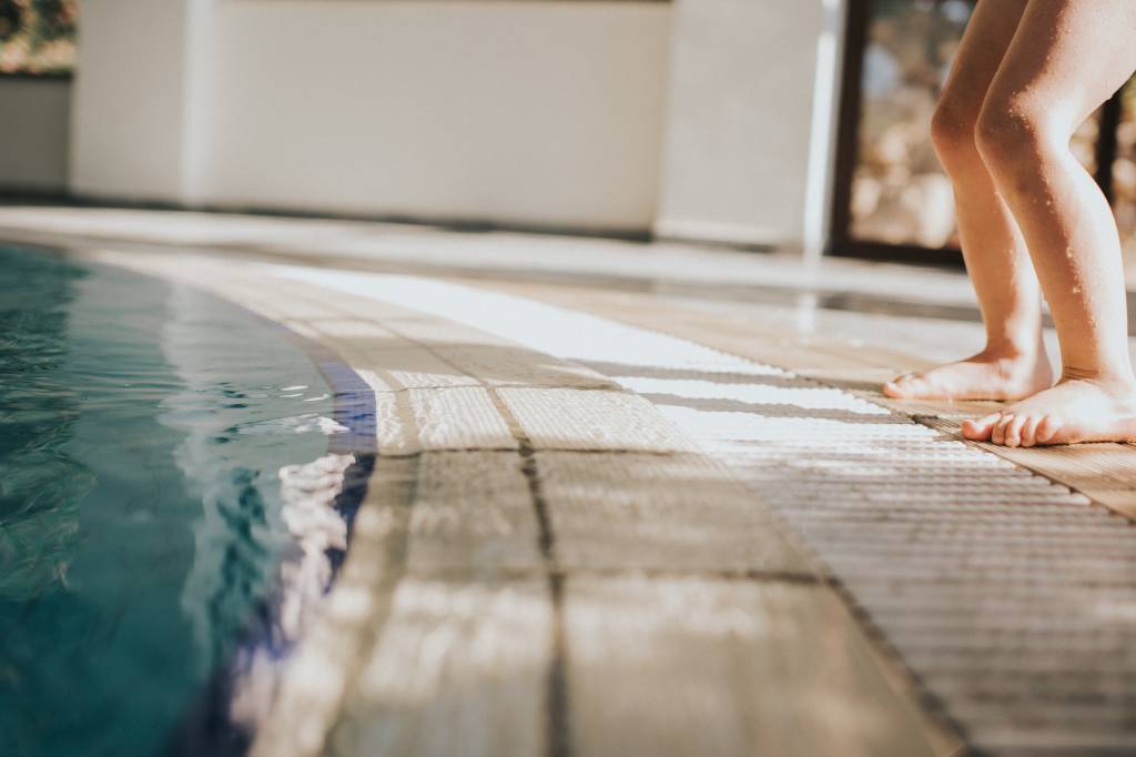 Piscina segura: o que prestar atenção para evitar o afogamento infantil
