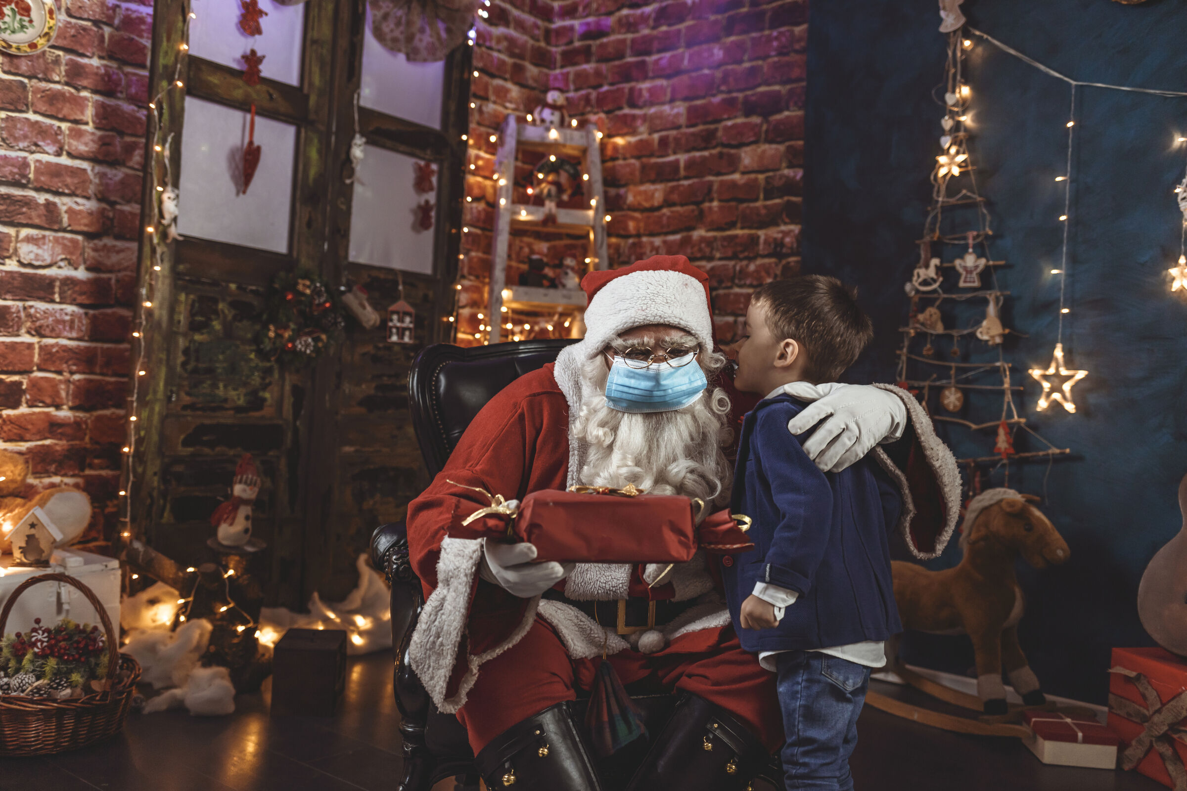 Criança-conversando-com-o-Papai-Noel-e-recebendo-seu-presente