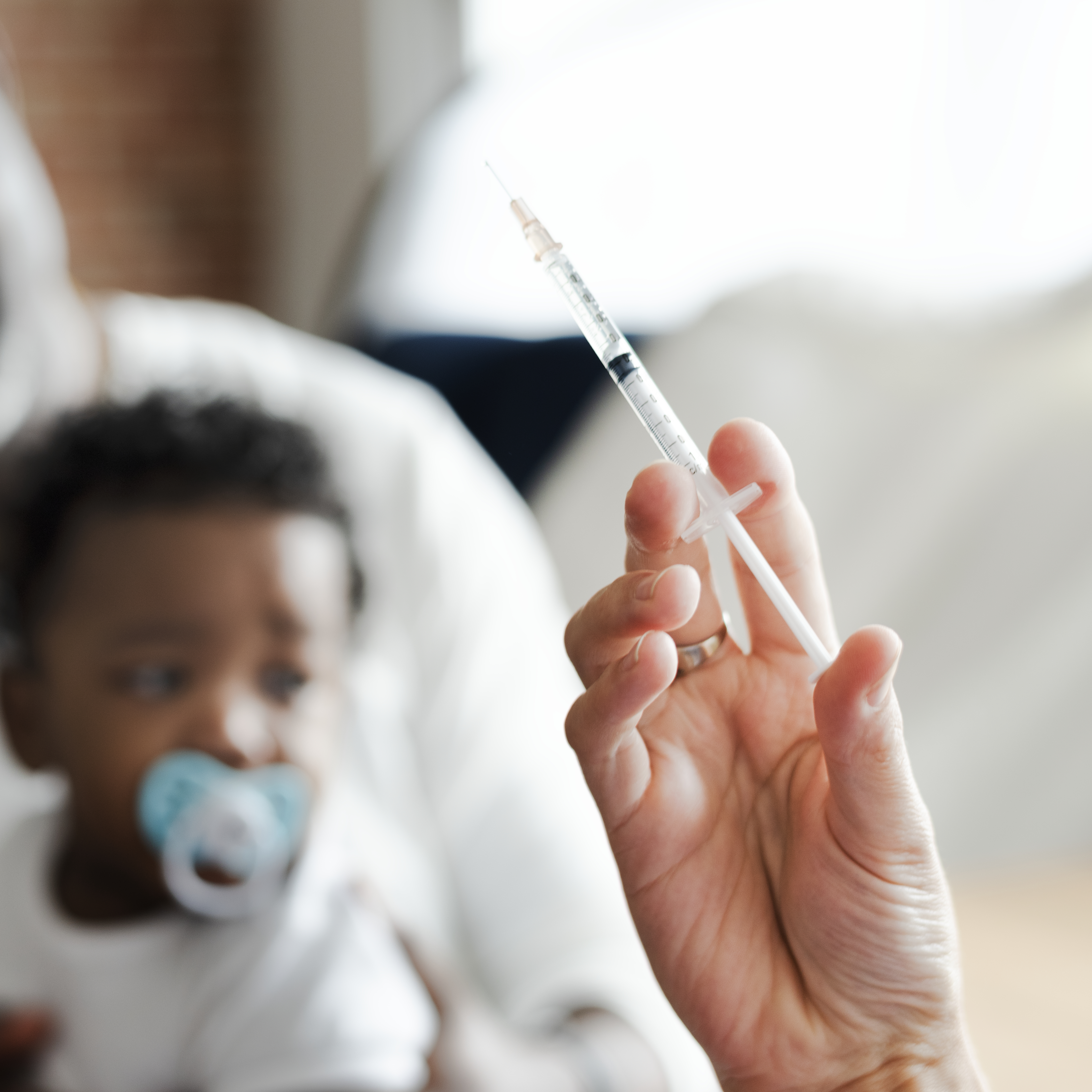 Criança-recebendo-vacina