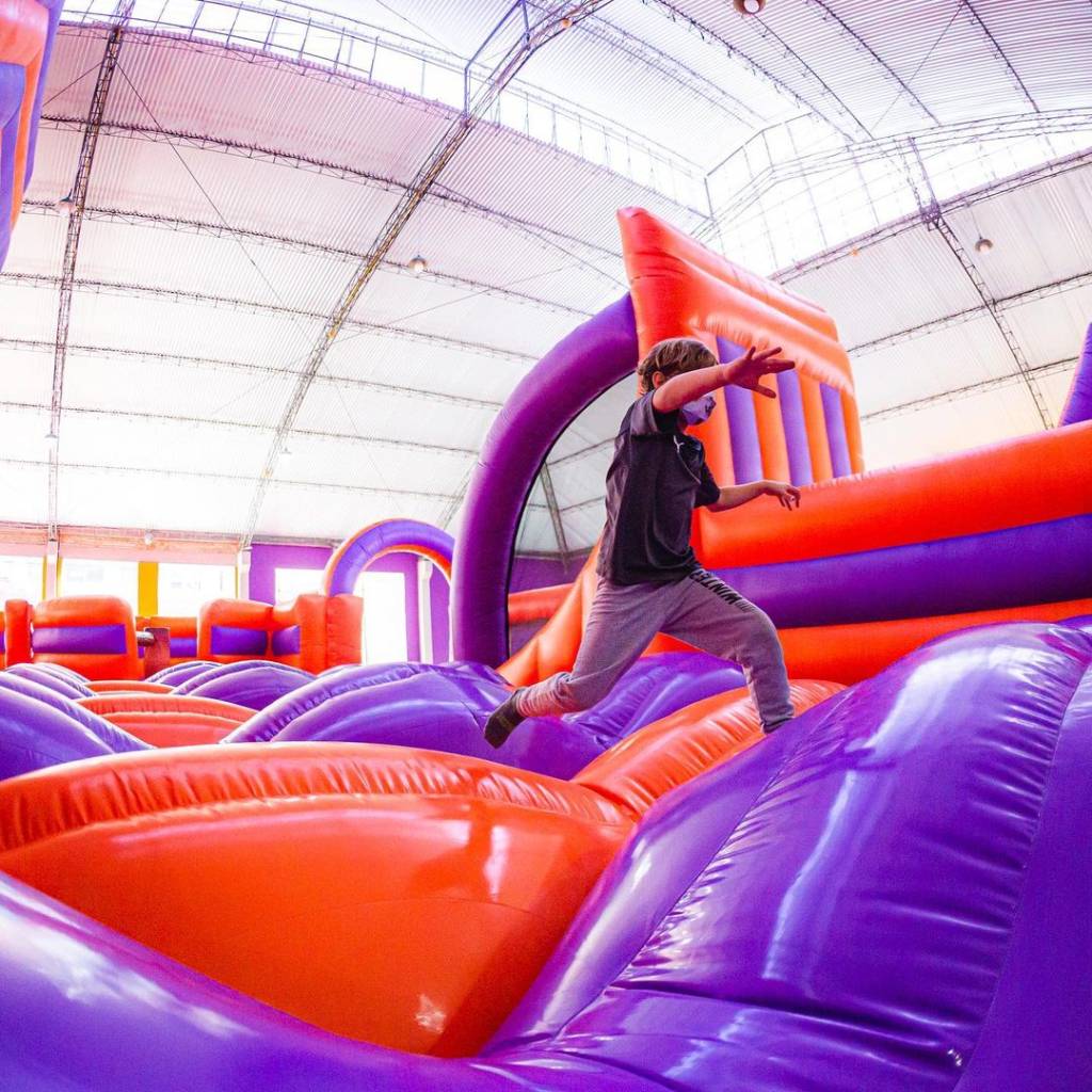 6 passeios imperdíveis com pula-pula para sua família curtir unida