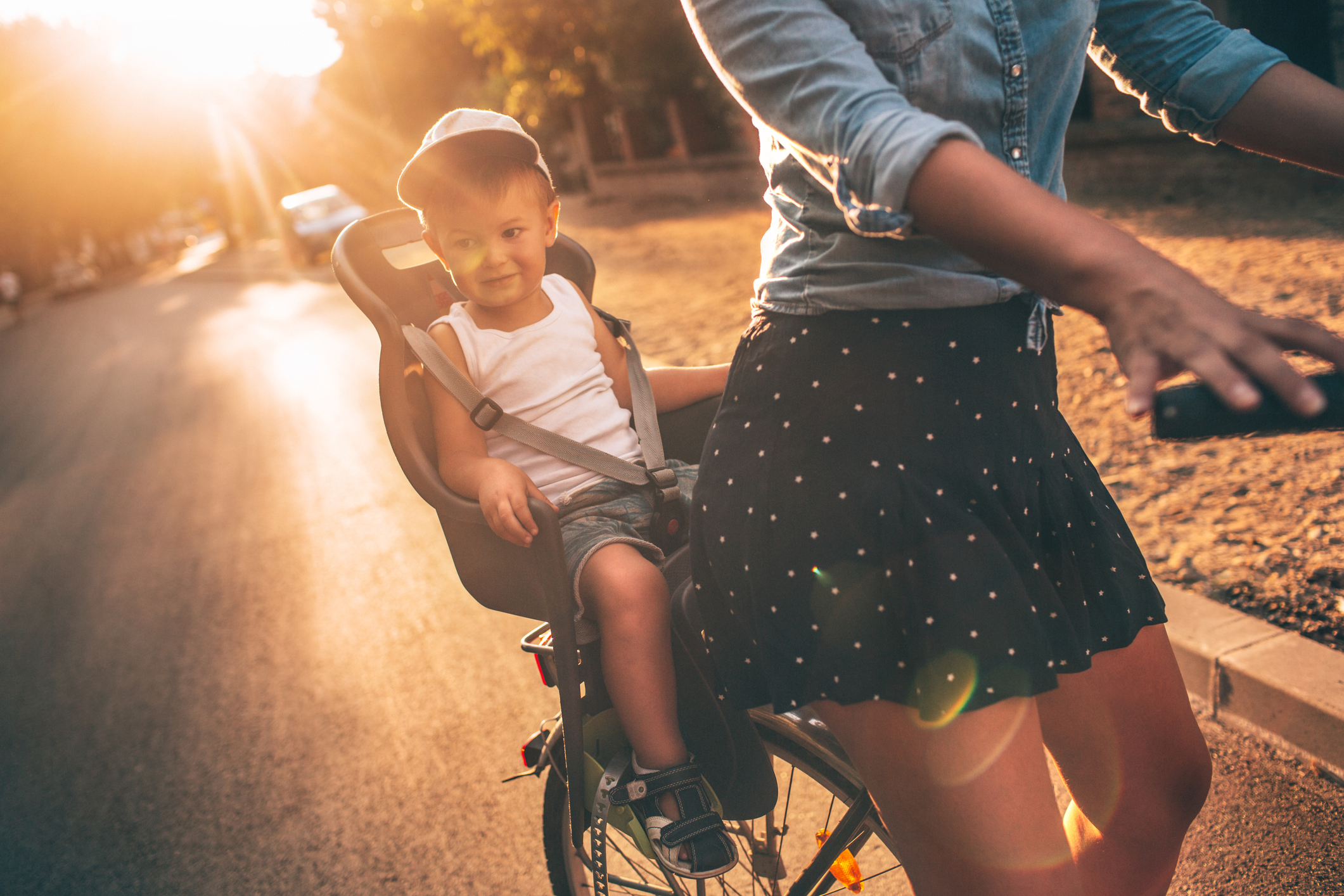 Mulher andando de bicicleta com criança na garupa