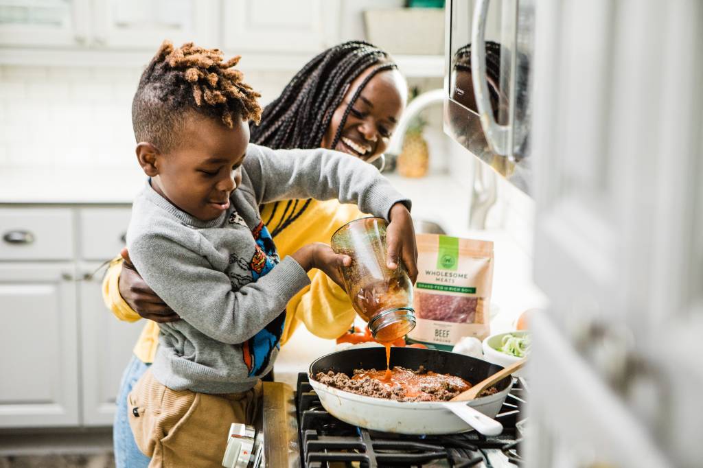 Mãe-e-filho-cozinhando-juntos