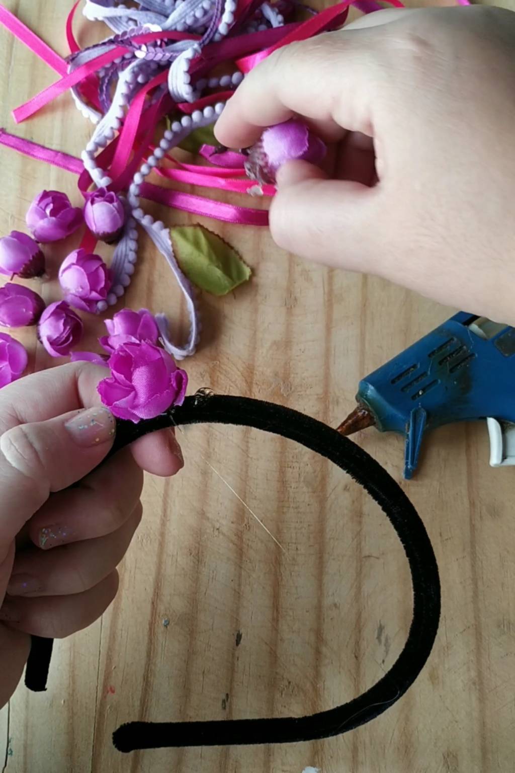 Primeiro-passo-do-DIY-da-tiara-fantasia-da-Frida-Kahlo Primeiro-passo-do-DIY-da-tiara-fantasia-da-Frida-Kahlo