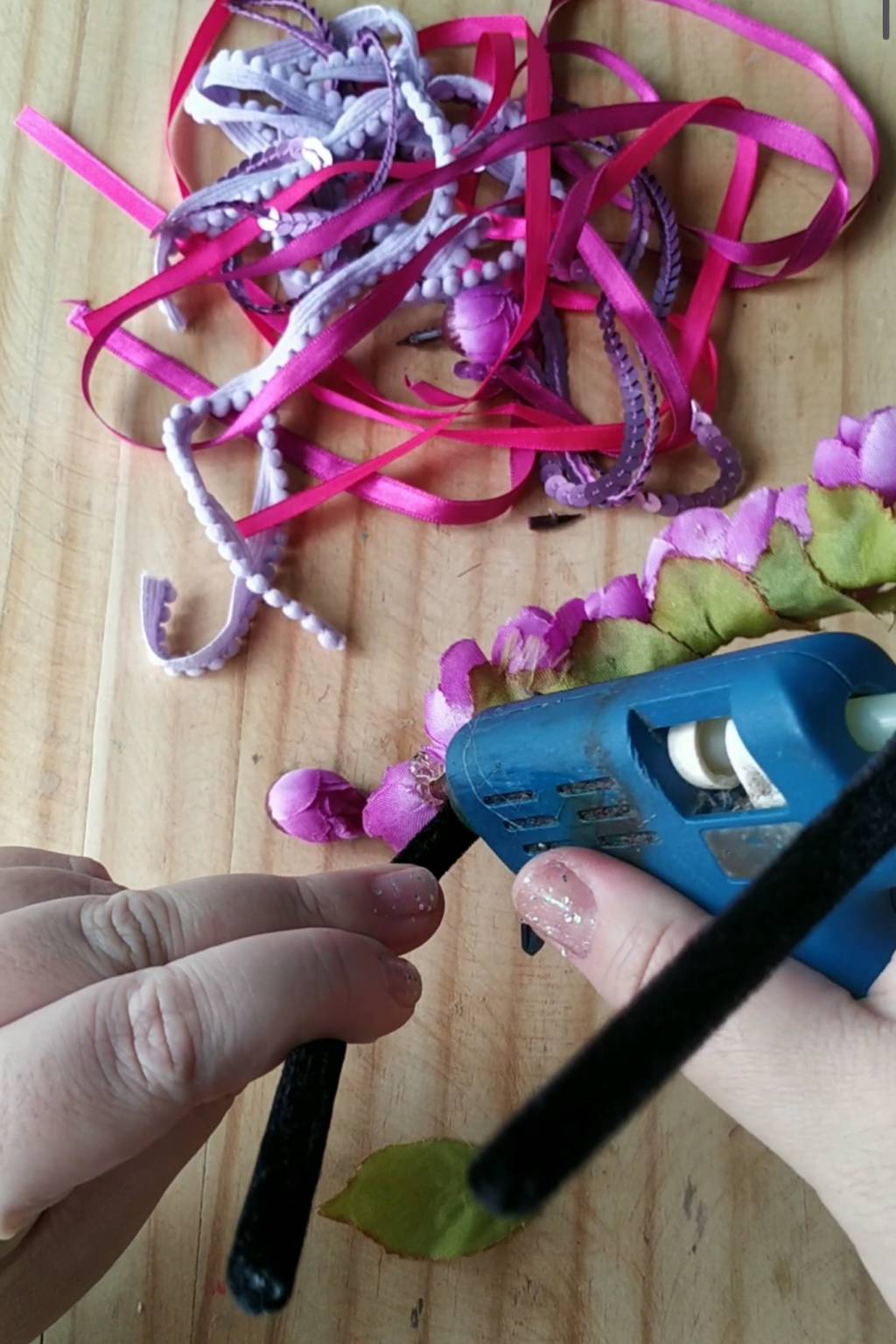 Segundo-passo-do-DIY-da-tiara-fantasia-da-Frida-Kahlo Segundo-passo-do-DIY-da-tiara-fantasia-da-Frida-Kahlo