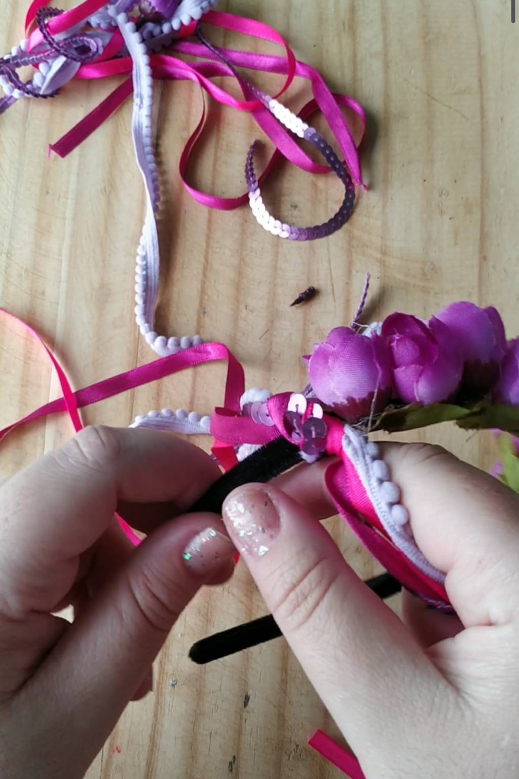Terceiro-passo-do-DIY-da-tiara-fantasia-da-Frida-Kahlo Terceiro-passo-do-DIY-da-tiara-fantasia-da-Frida-Kahlo