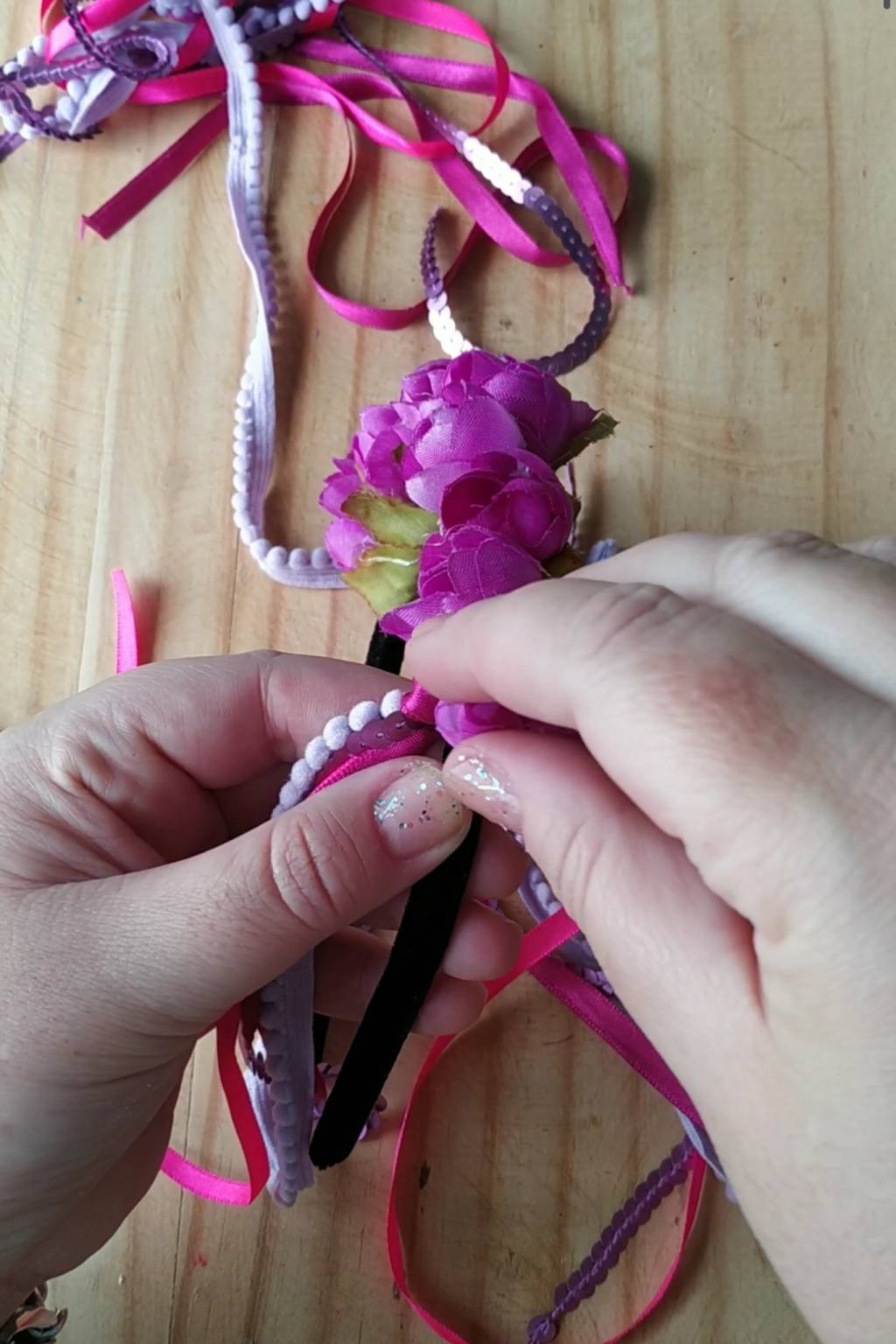 Quarto-passo-do-DIY-da-tiara-fantasia-da-Frida-Kahlo Quarto-passo-do-DIY-da-tiara-fantasia-da-Frida-Kahlo