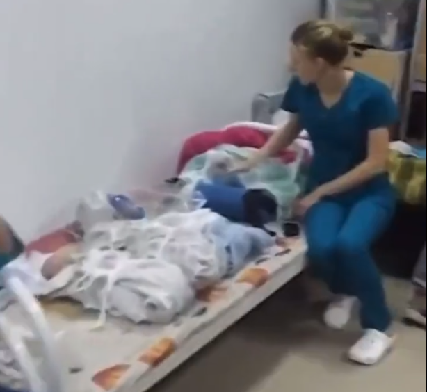 Bebês-são-levados-para-abrigos-na-Ucrânia
