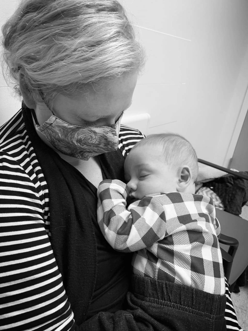 Mãe alerta sobre filho quase perder o dedo por causa de um fio de cabelo