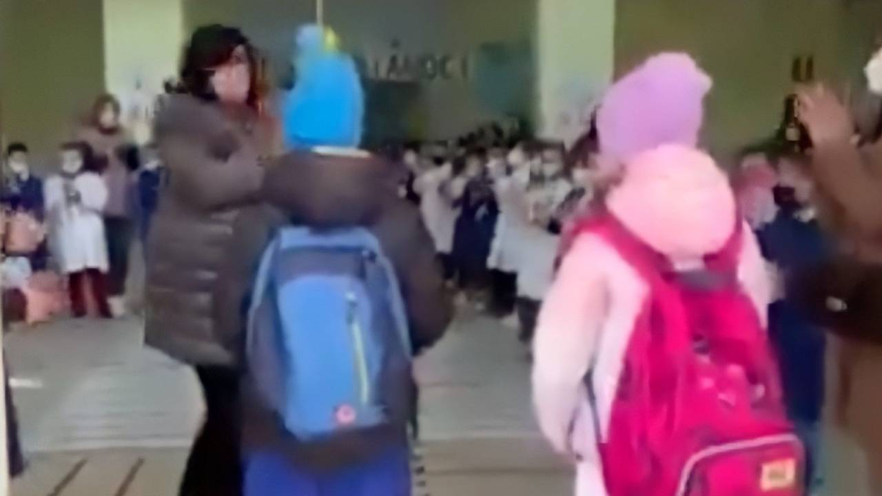 Crianças-ucranianas-são-aplaudidas-ao-entrarem-em-escola-na-italia