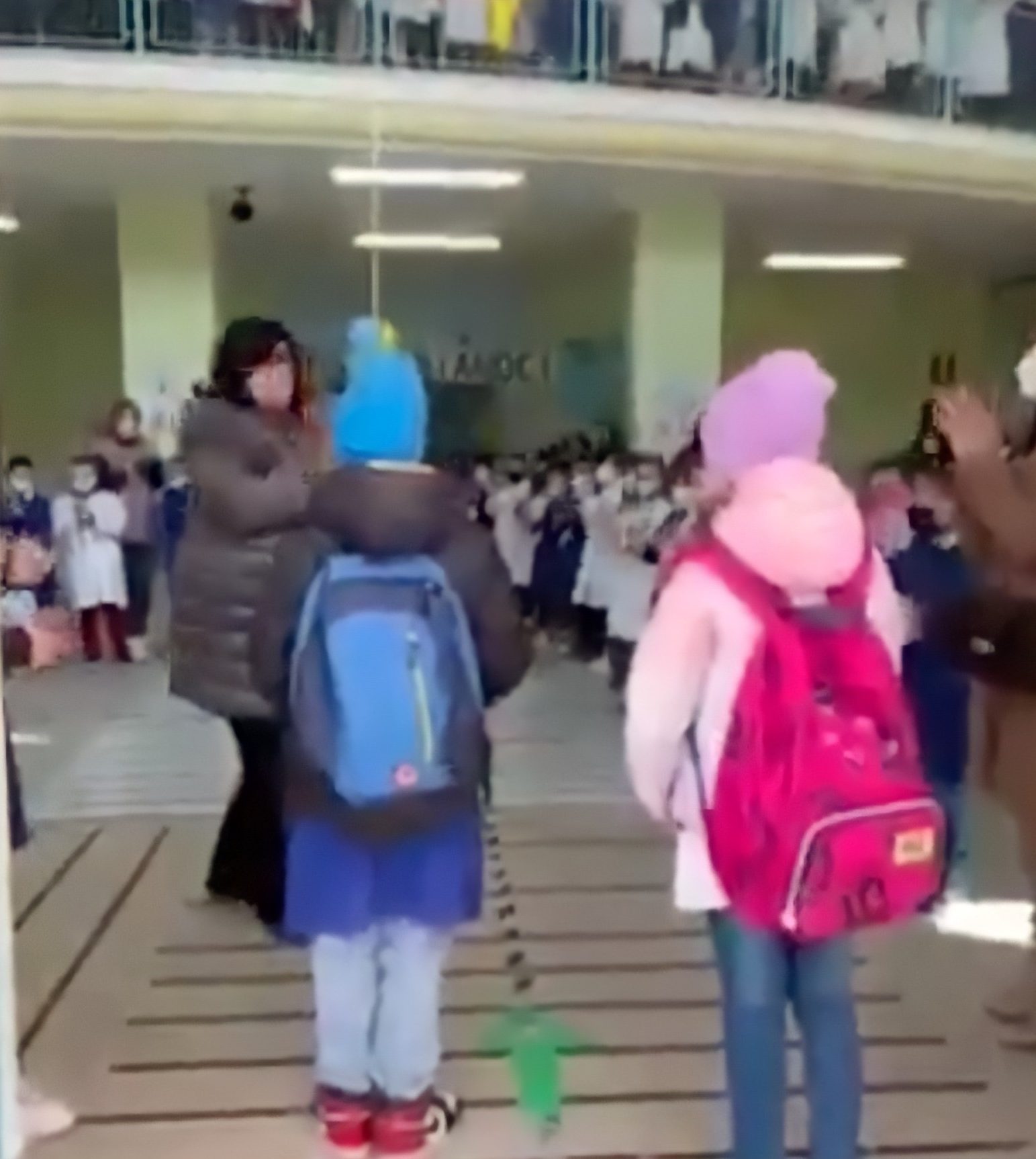 Crianças-ucranianas-são-aplaudidas-ao-entrarem-em-escola-na-italia