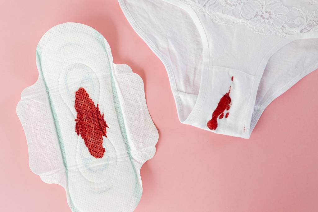 Quanto tempo demora para a menstruação voltar depois do parto? Entenda o processo
