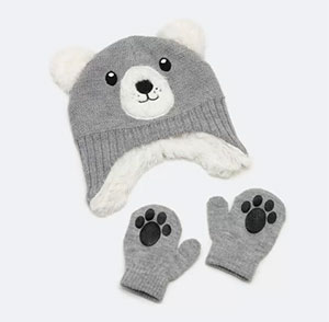 Kit-gorro-e-luva-infantil-com-bordado-de-ursinho-Renner gorro cinza com desenho de urso e orelhinhas. Abaixo, par de luvas cinza com estampa de patinha