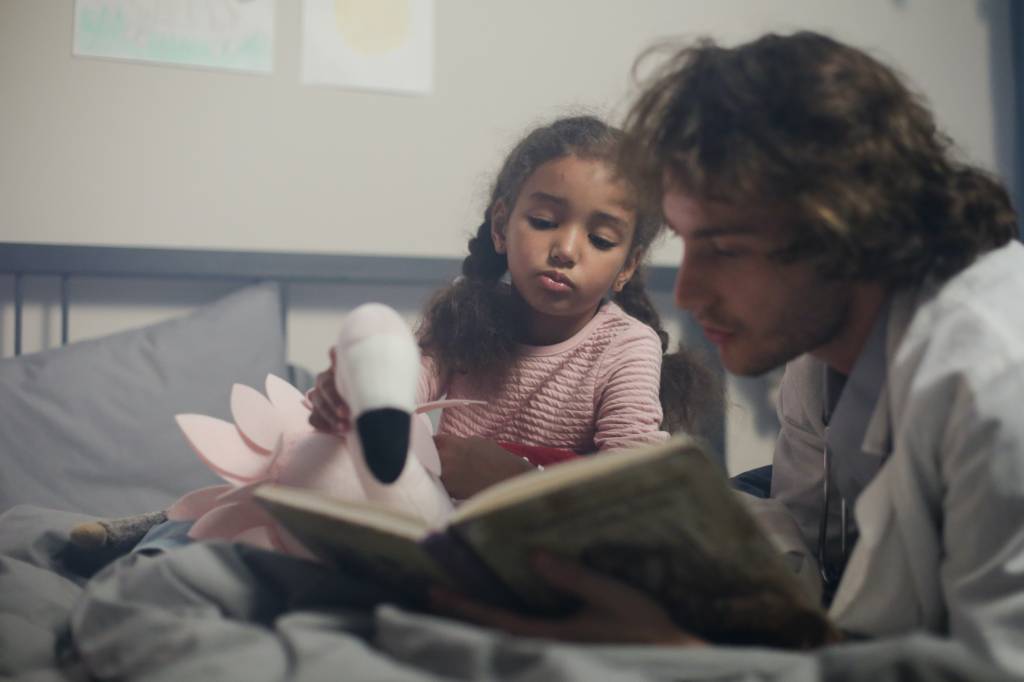 Pai lendo livro com criança