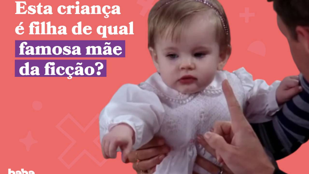 bebê no colo de uma pessoa apontando para frente