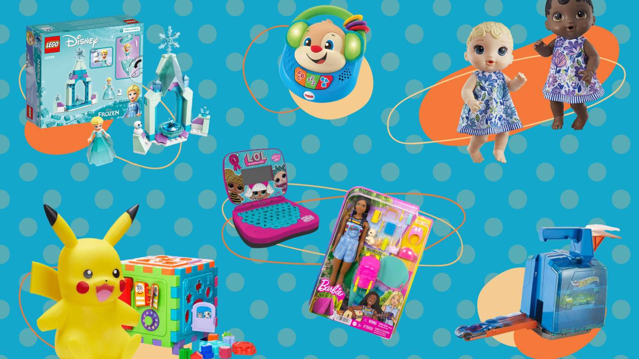 Diversos brinquedos dispostos em um um fundo azul