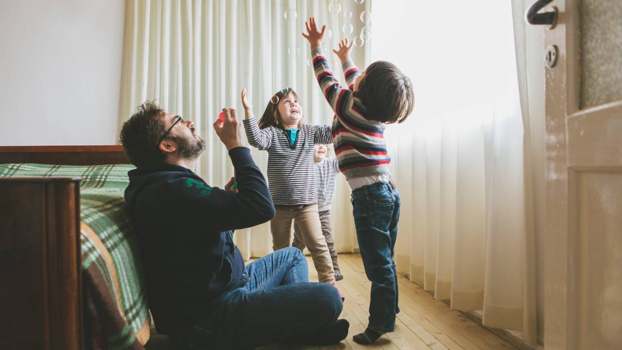 Dia das Crianças: 13 brincadeiras caseiras que vão divertir toda a família