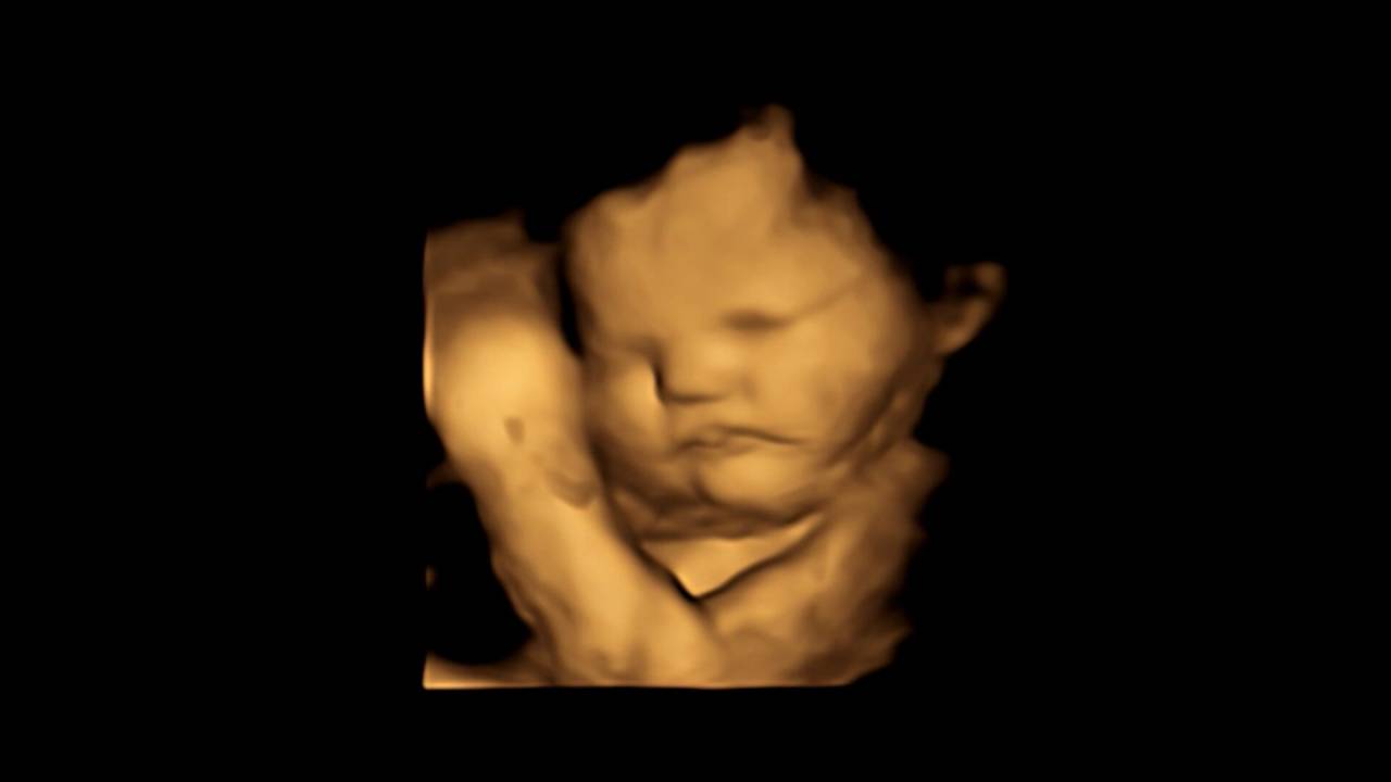 estudo mostra bebês reagindo a gosto e cheiro ainda no útero