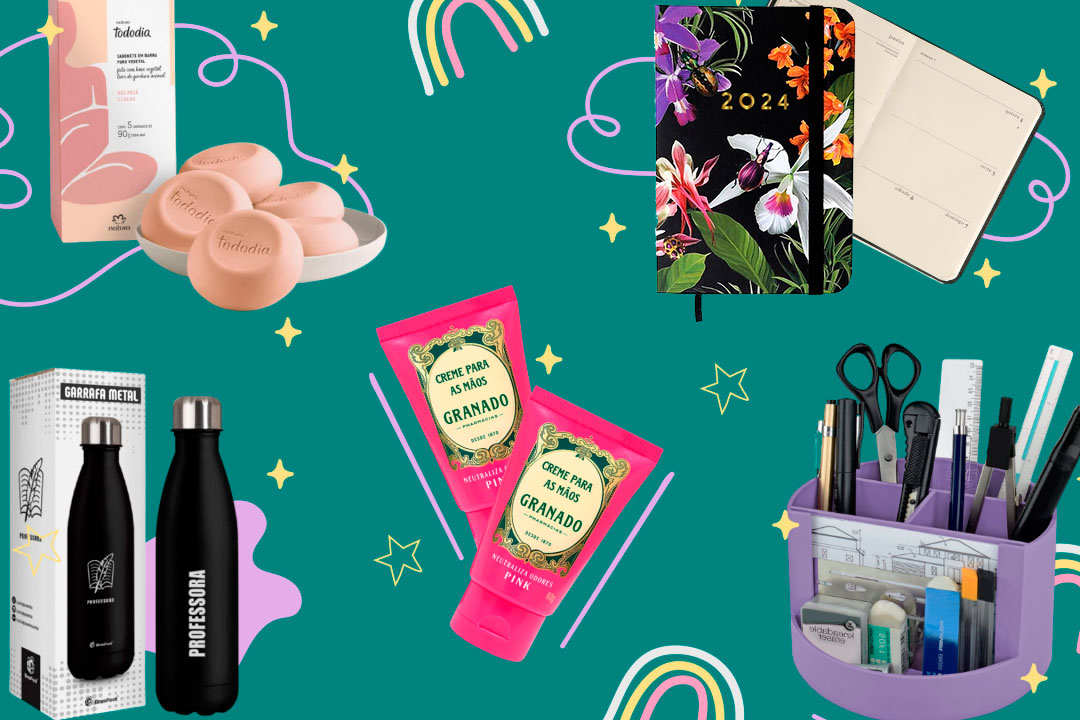 Sobre fundo verde, cinco produtos: um kit de sabonetes cor de rosa, uma garrafa de água preta, dois cremes de mão com embalagem em bisnaga pink, um porta canetas lilás e uma agenda preta com desenhos de flores.