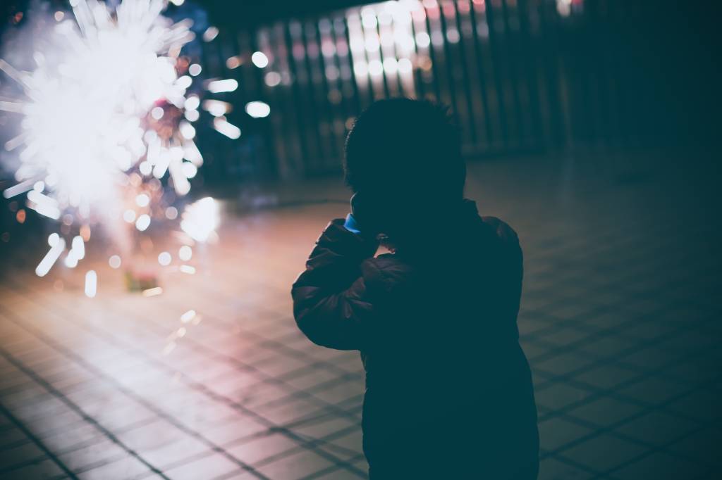 Como acalmar a criança com autismo nas noites com fogos de artifício