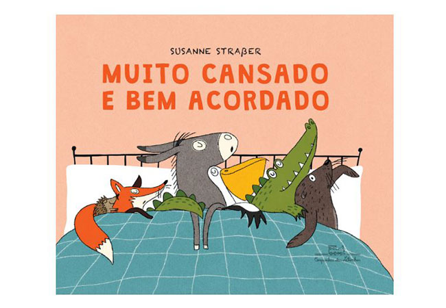 capa do livro muito cansado e bem acordado. Em uma cama, estão deitados lado a lado uma raposa, um burro, um pelicano, um jacaré e uma foca