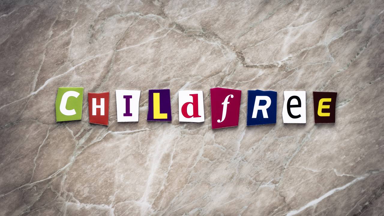 A palavra childfree escrita com diferentes letras/fontes. A palavra significa livre de crianças em português.