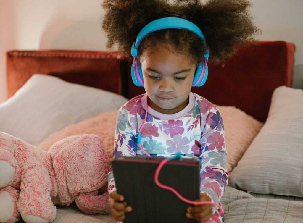 Uso de telas nas férias escolares: é possível flexibilizar com equilíbrio?