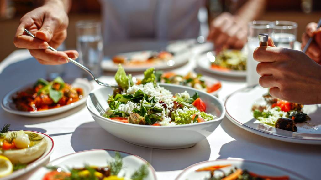 6 receitas de saladas deliciosas que valem por uma refeição para a família