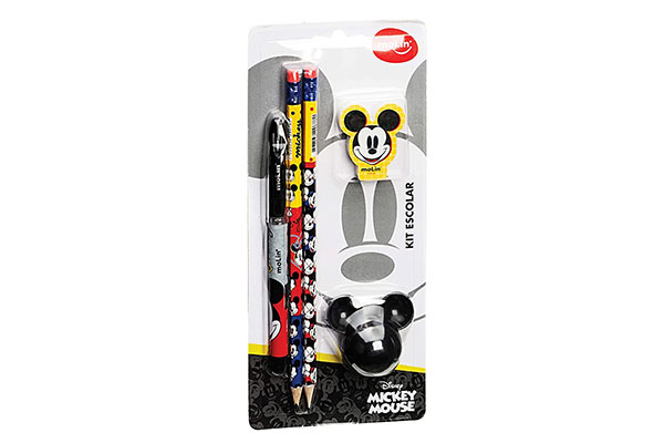 embalagem de papelão com kit contendo dois lápis, uma caneta, borracha e apontador, todos do Mickey