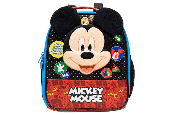 lancheira em formato de minimochila com desenho do rato Mickey na parte da frente. As orelhas dele são em alto relevo