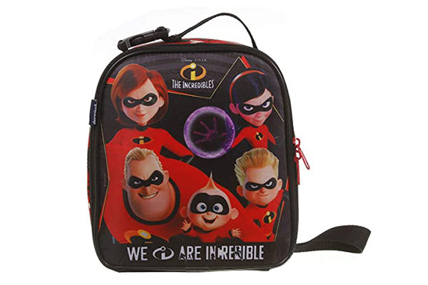 lancheira em formato de minimochila com estampa de uma família (pai, mãe, filha e filho maiores, e um bebê) usando uniforme vermelho e máscara preta nos olhos