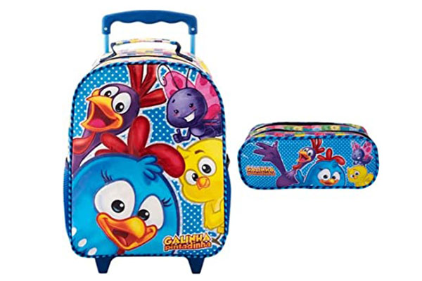Mala-com-rodas-Galinha-Pintadinha mochila de rodinha ao lado de um estojo, ambos com estampa de uma galinha, um pintinho, um galo e uma borboleta