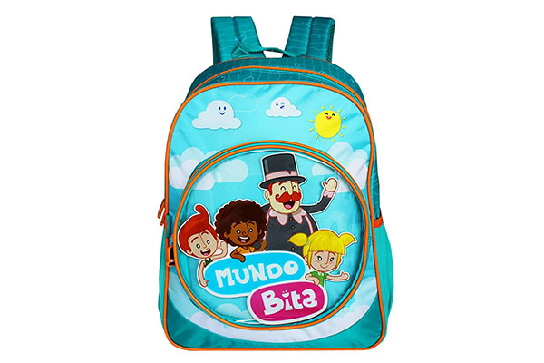 mochila infantil com estampa de três crianças e um homem de cartola e bigode, todos personagens do Mundo Bita