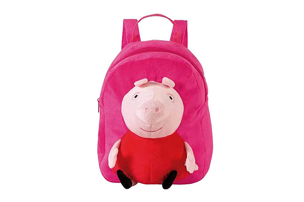 mochila com uma porquinha de pelúcia usando vestido vermelho na parte da frente