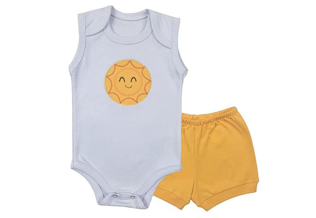 body de bebê com manga regata e estampa de sol, ao lado de um short amarelo
