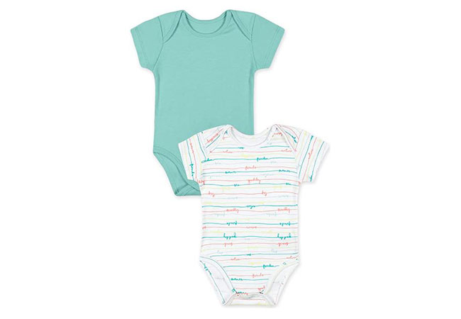 dois bodies de bebê lado a lado: um liso verde e outro branco com estampas em rosa e verde