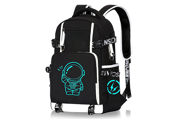 mochila preta com o desenho de um astronauta