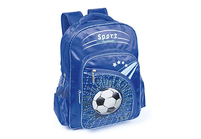 mochila infantil azul, com estampa de bola de futebol no bolso da frente