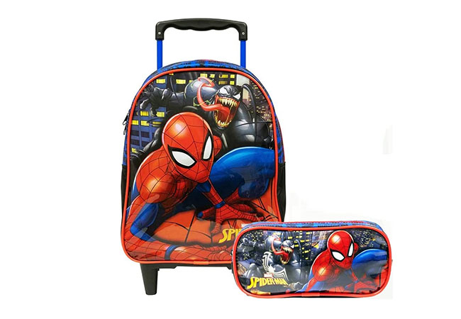 mochila infantil com rodinhas ao lado de um estojo. Ambos têm a mesma estampa do Homem Aranha