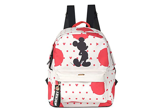 mochila branca com alças pretas e estampas de bolinhas vermelhas. Na parte da frente, a silhueta de um Mickey