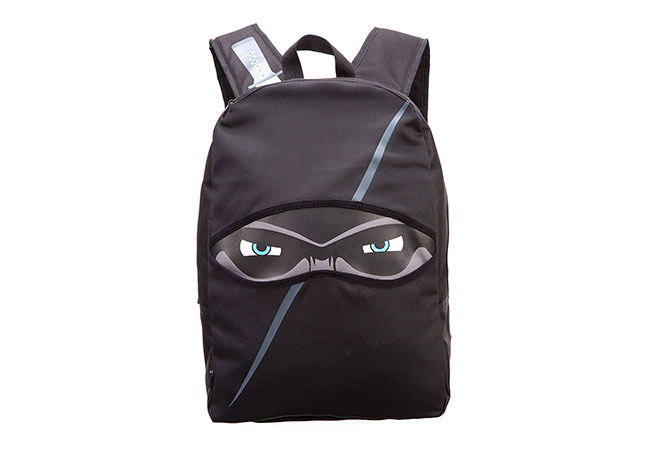 mochila preta com estampa que imita os olhos de um ninja