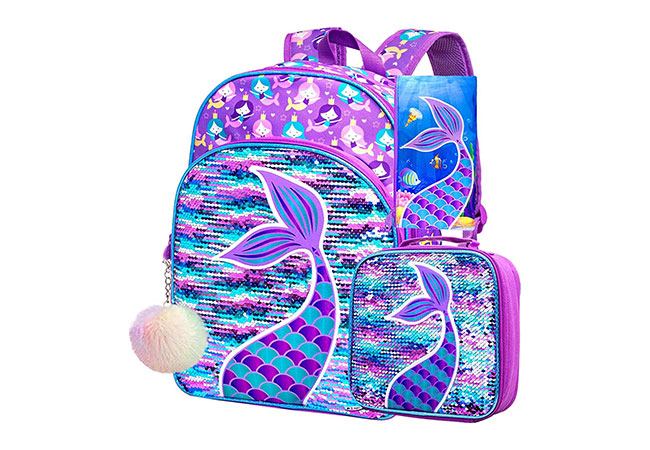 kit com mochila de rodinhas, frasqueira e estojo, todos com glitter e com a estampa da cauda de uma sereia