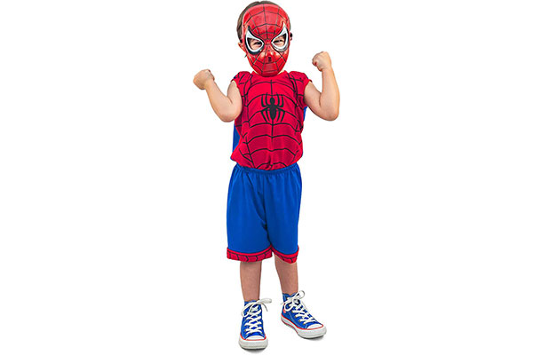 menino usando bermuda azul com barra vermelha e camiseta vermelha com a estampa de uma aranha em uma teia. Ele também usa uma máscara do Homem Aranha