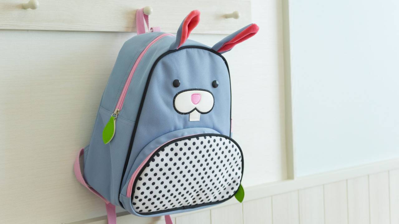 mochila escolar infantil guardada