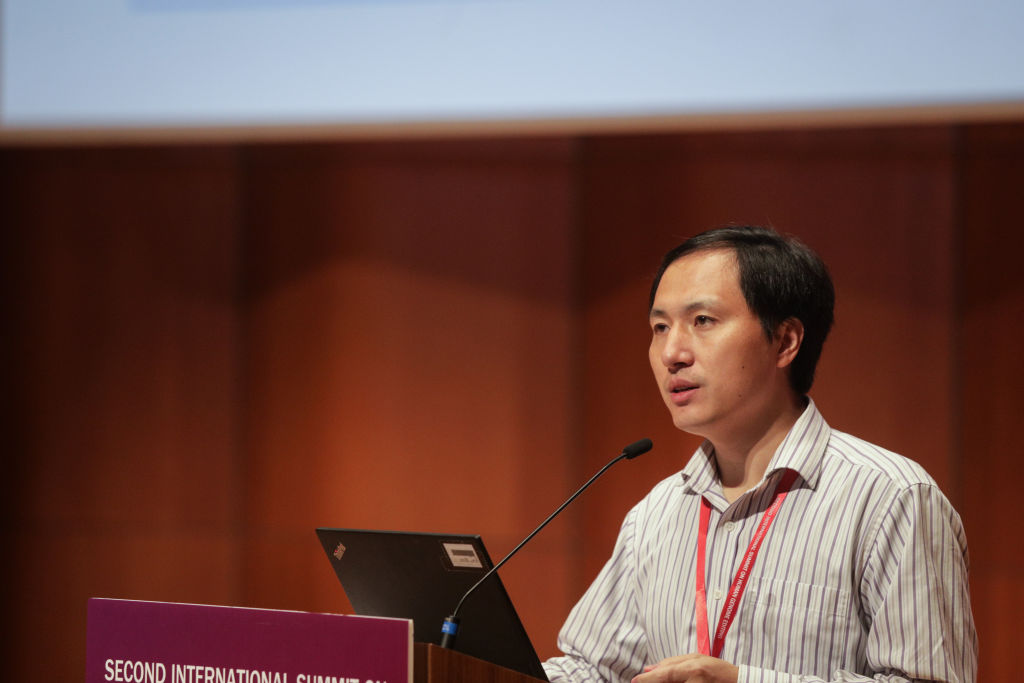 Cientista He Jiankui falando em uma universidade