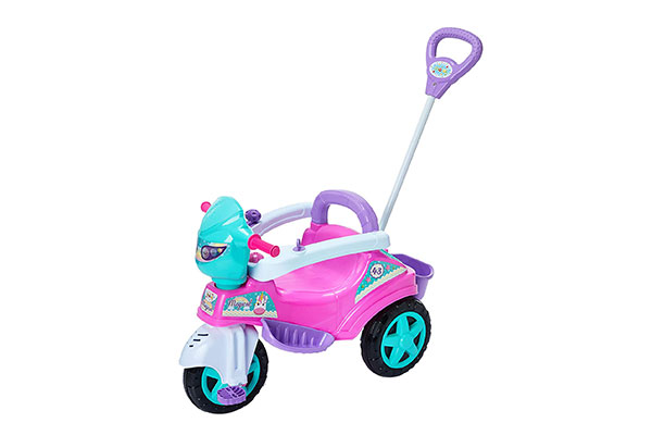 triciclo infantil rosa com detalhes em azul e proteção lateral