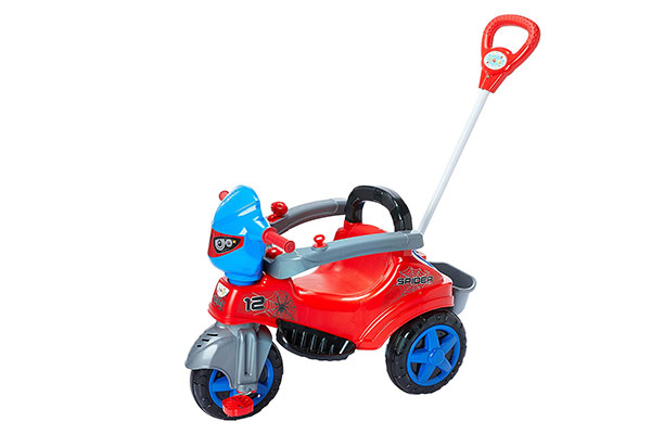 triciclo infantil vermelho com detalhes em azul