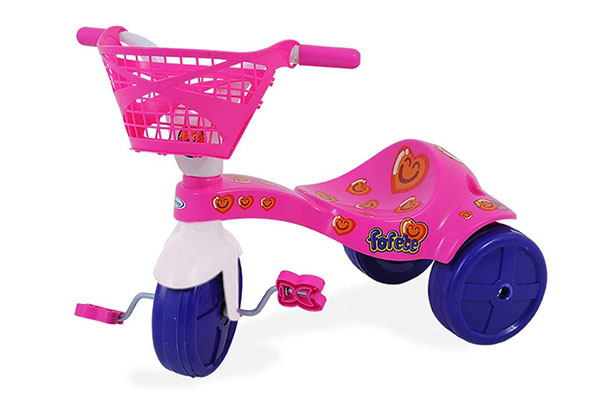 triciclo infantil rosa e branco com cestinha na parte da frente e vários adesivos coloridos