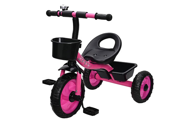 triciclo infantil rosa com detalhes, como banco e cestinha, em preto